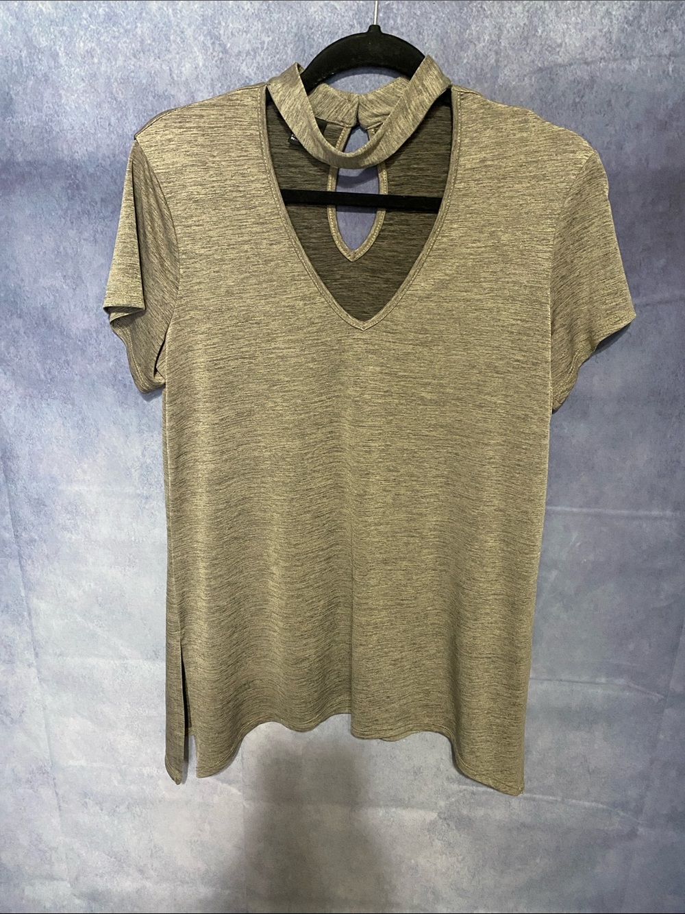 Apt. 9 Heather Gray V-Neck Short Sleeve Top with Choker Detail